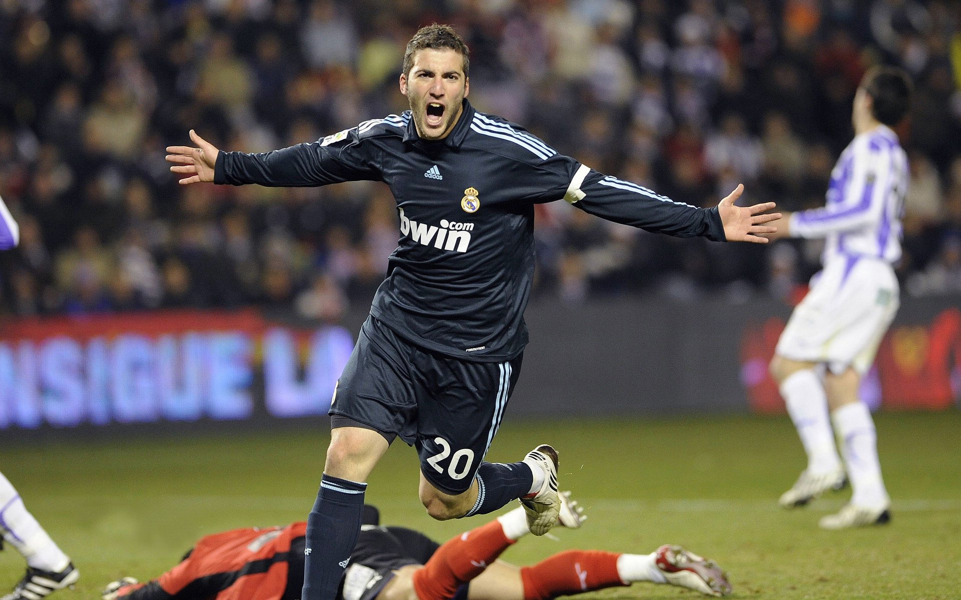 跨界争锋，从黄蜂血拼上海到东契奇德甲封神，体育世界的唯一性叙事