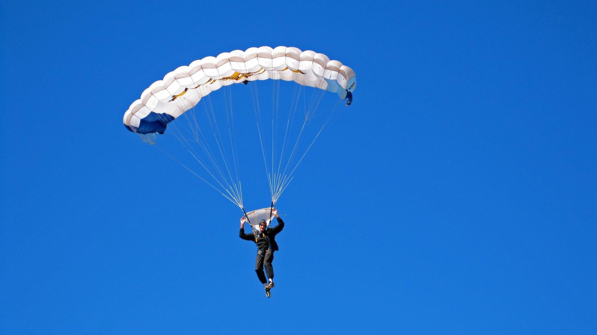 赛道与球场，霍勒迪的双重统治