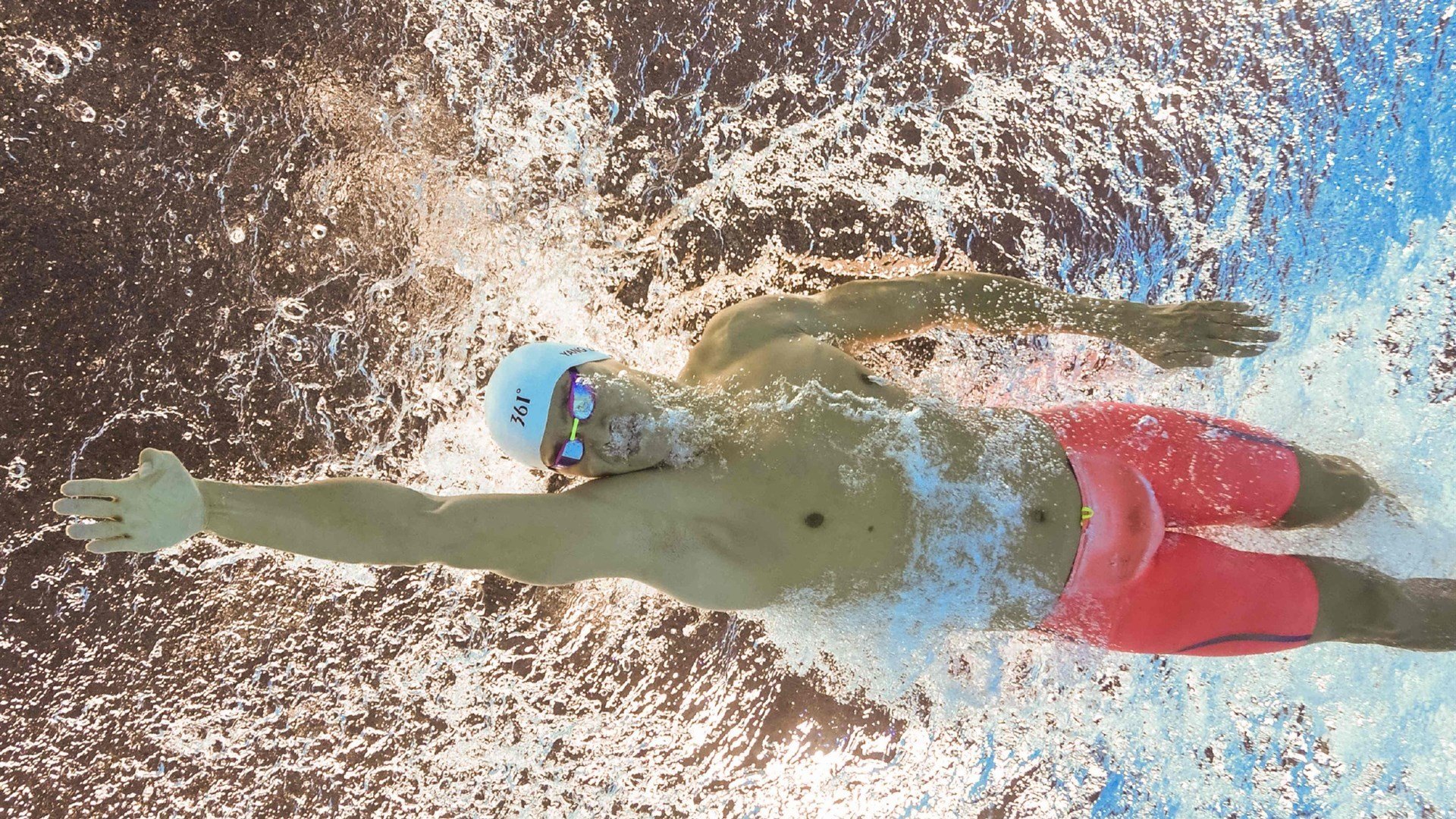 引擎轰鸣，新星加冕，F1新赛季揭幕战之夜见证切特冠军级表现